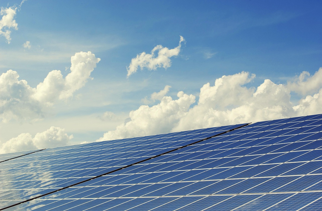 Detailopname van gordijnen met geïntegreerde zonnepanelen.