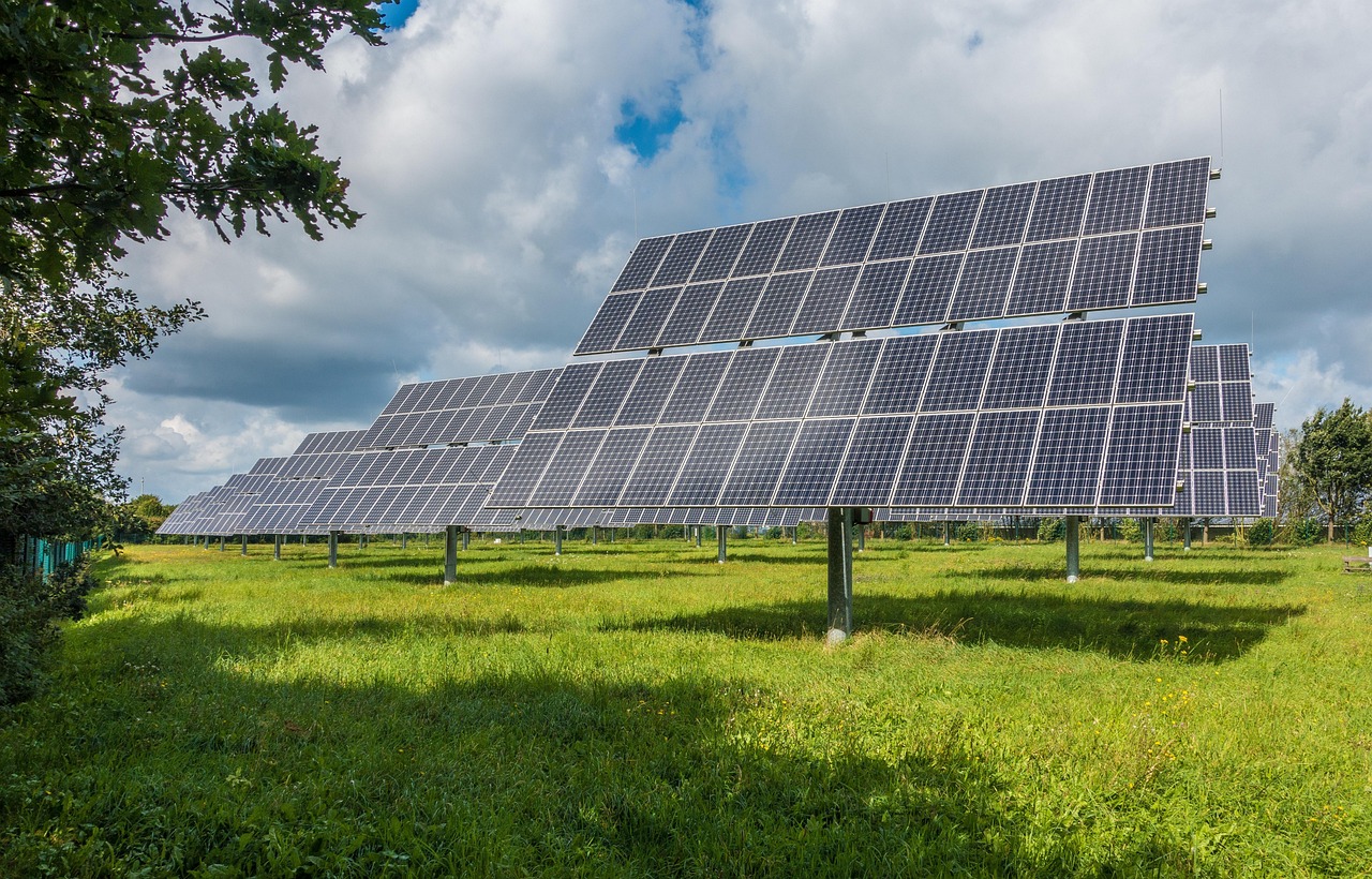 Stijlvolle gordijnen tonen zonne-energie innovatie.
