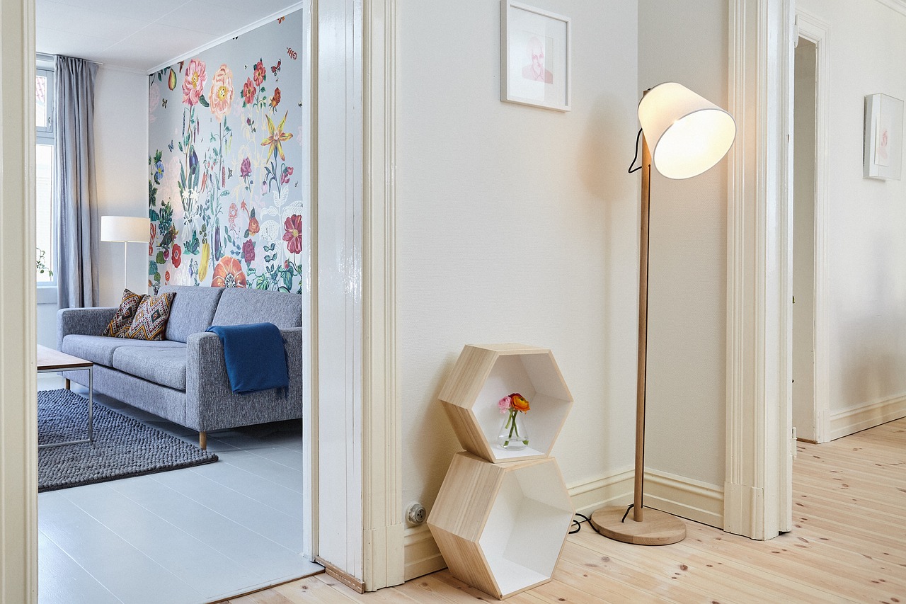 Strategisch geplaatste fotokunst accentueert hedendaags interieur.