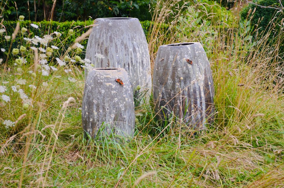 Terracotta potten en kleurrijke etnische stoffen. Terracotta potten en kleurrijke etnische stoffen.