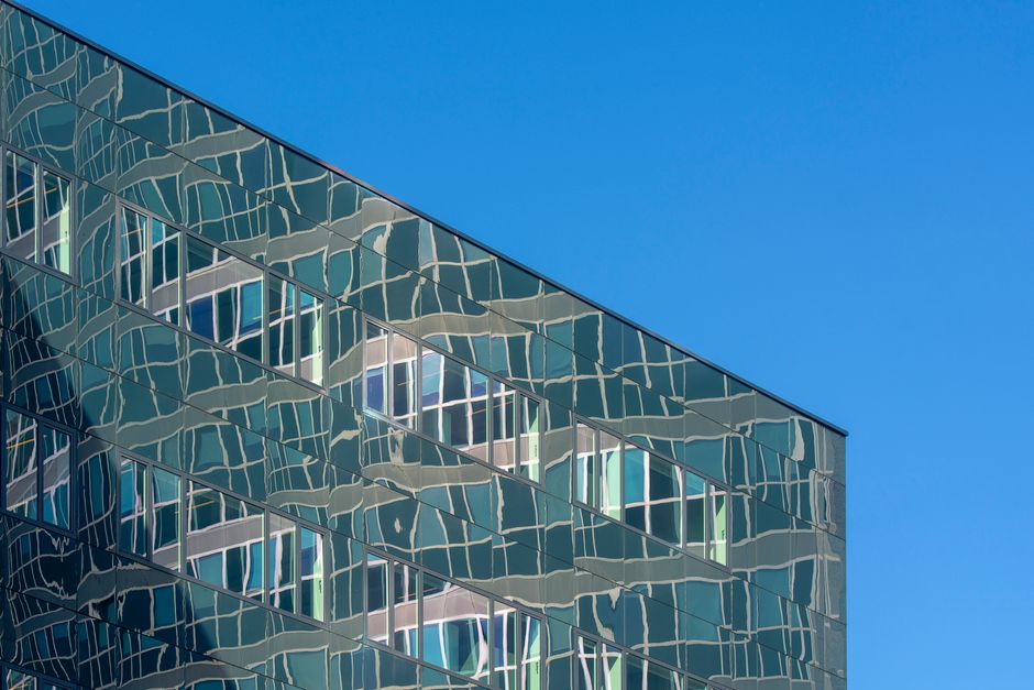 Reflecterende dakramen verminderen warmte-inval zon. Reflecterende dakramen verminderen warmte-inval zon.