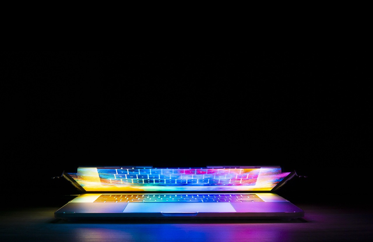 Telefoon ligt uit op nachtkastje. Telefoon ligt uit op nachtkastje.
