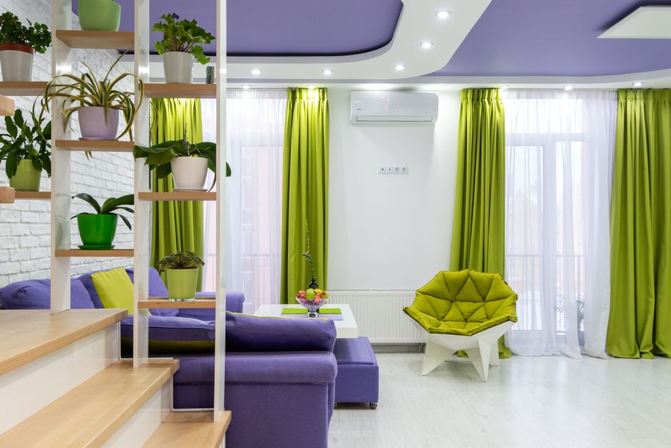 Creatieve slaapkamer vol levendige, harmonieuze kleuren. Creatieve slaapkamer vol levendige, harmonieuze kleuren.