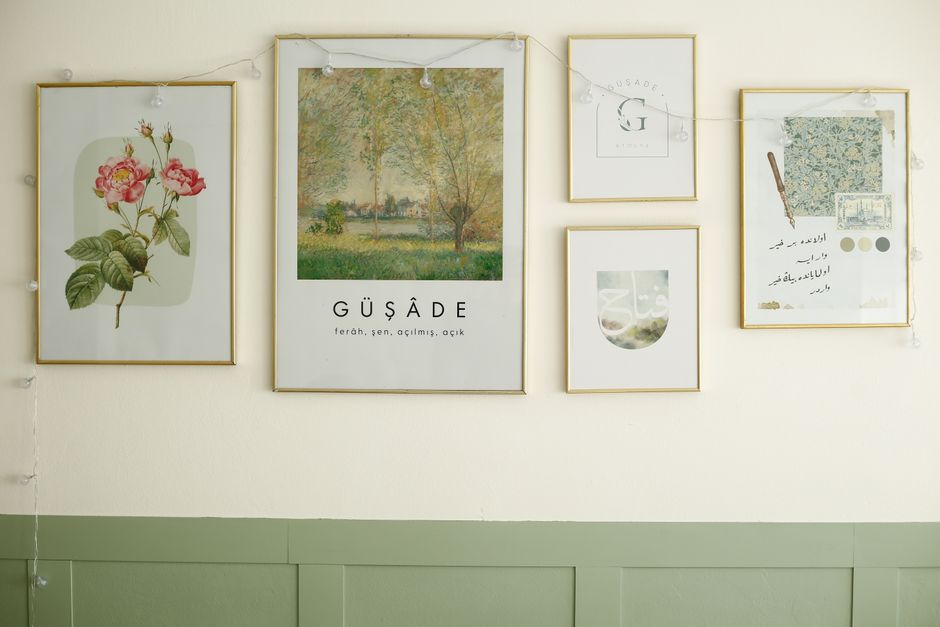 Close-up van kleurrijke botanische prints aan muur. Close-up van kleurrijke botanische prints aan muur.