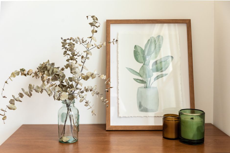 Moderne botanische print op canvas in woonkamer. Moderne botanische print op canvas in woonkamer.