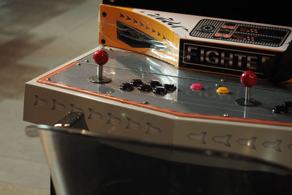 Vintage spelconsole met digitale schermdisplay.