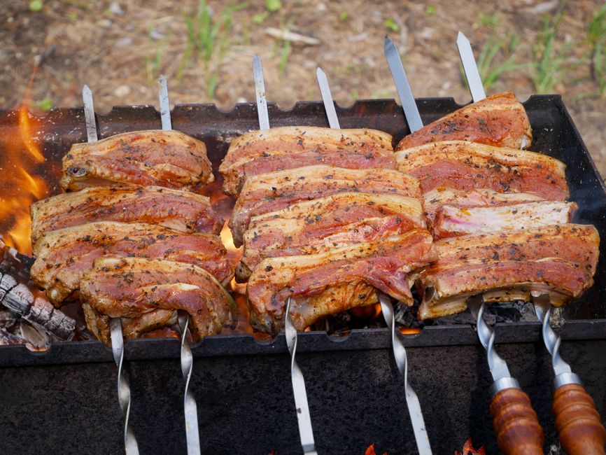 Man grilt groenten op duurzame barbecue. Man grilt groenten op duurzame barbecue.