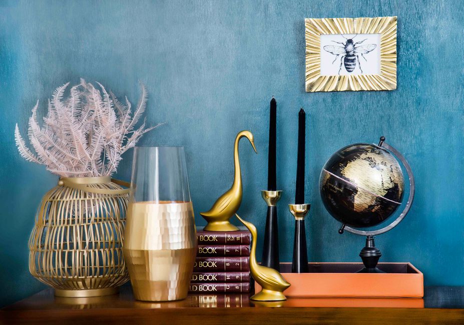 Gezellig herfstinterieur met warme gouden accenten. Gezellig herfstinterieur met warme gouden accenten.