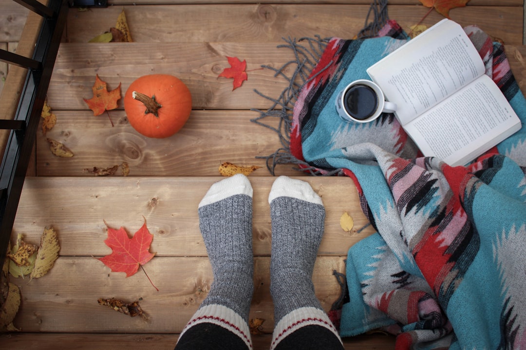 Zachte goudtinten in gezellige herfstinterieuropset. Zachte goudtinten in gezellige herfstinterieuropset.