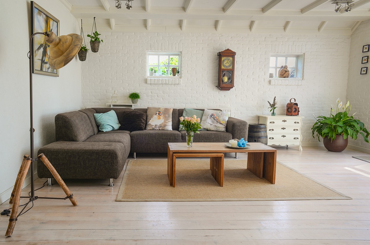 Lavendel kaarsen op een houten salontafel.