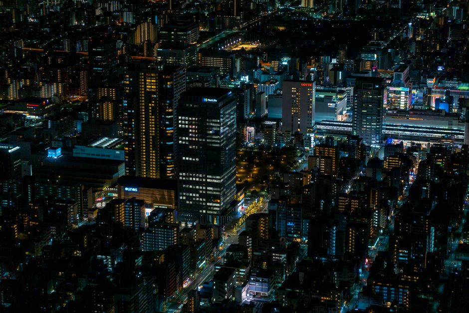 Sfeervolle tuin met slimme lichttechnologie. Sfeervolle tuin met slimme lichttechnologie.