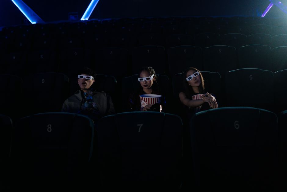 Filmprojector ingesteld voor een zomerse avond.