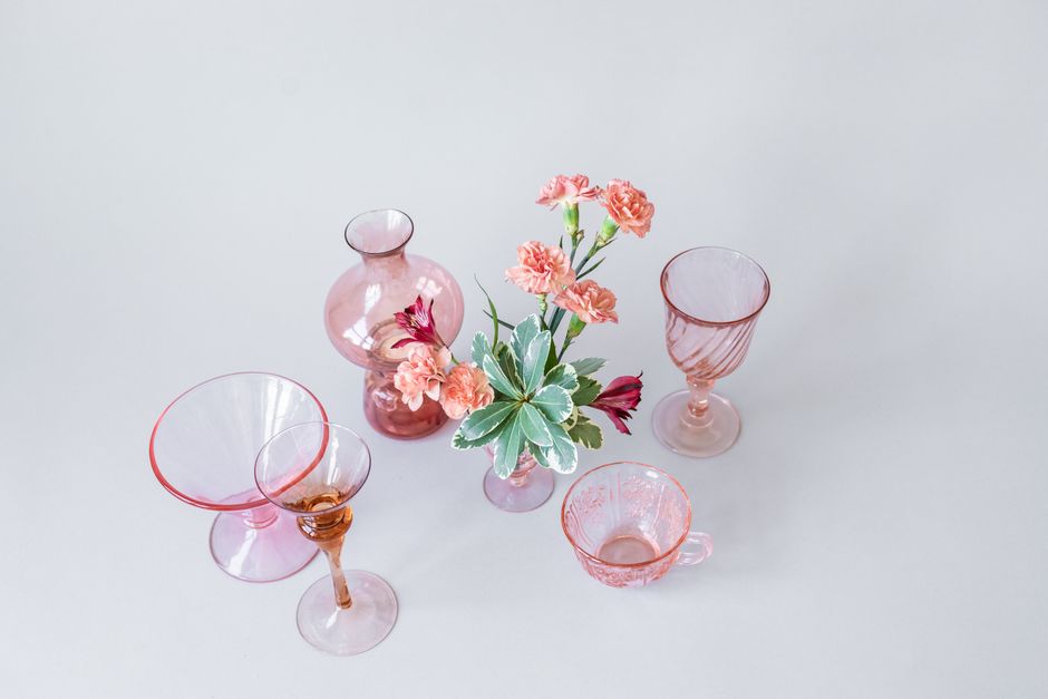 Elegant zomertafel met pastel glaswerk en bloemen. Elegant zomertafel met pastel glaswerk en bloemen.