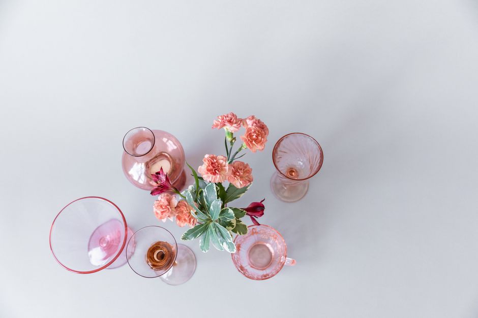 Pasteltinten servies en glaswerk op zonnige zomertafel. Pasteltinten servies en glaswerk op zonnige zomertafel.