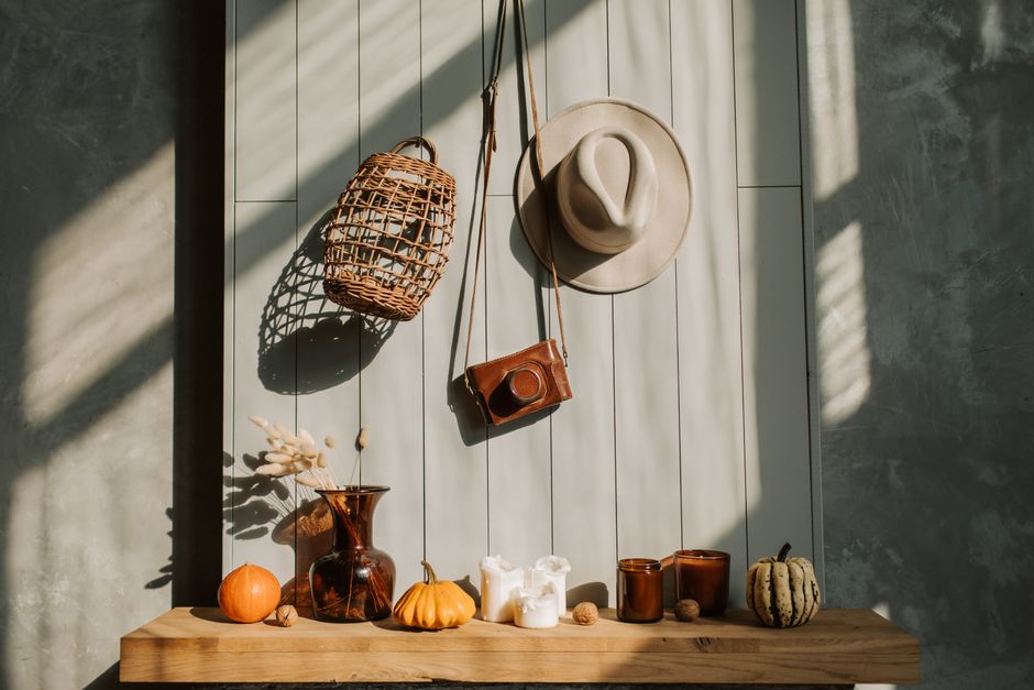 Herfstdecoratie met bladeren in hal entree. Herfstdecoratie met bladeren in hal entree.