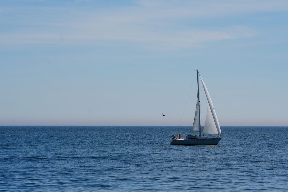 Avontuurlijke zeilboot op woelige herfstzee Avontuurlijke zeilboot op woelige herfstzee